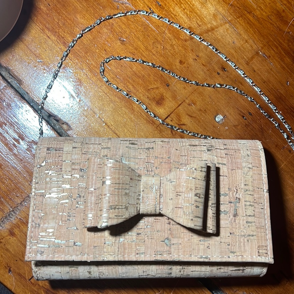 Pretty cork clutch with gold accents, never used, i ONLY use venmo